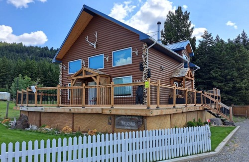 Bellevue Cottage | Mountain cottage huge master bedroom pet friendly sauna, hot tub, deck