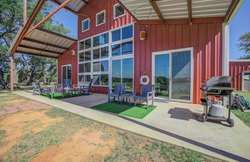 Fredericksburg House | Big Red Barn Retreat | Pool | BBQ | Sleeps 18