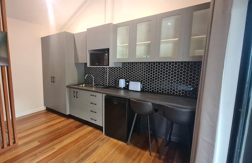 Jubilee Pocket Apartment | Private Getaway - free parking - room for boat