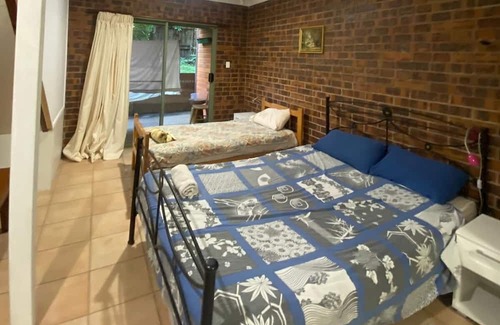 Cannonvale Apartment | Spacious granny flat on the ground floor, close to shops, beaches, town centre.