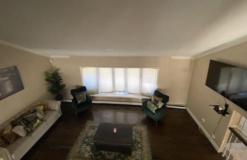 Selden House | Beautiful home with three private rooms for travel business people