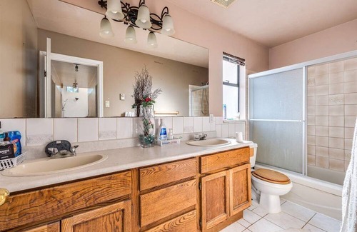 Fleetwood House | Stylish & Beautiful Room in Surrey (Close to Amenities)