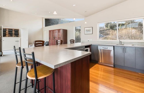 Frankton House | Lake Views on Yewlett
