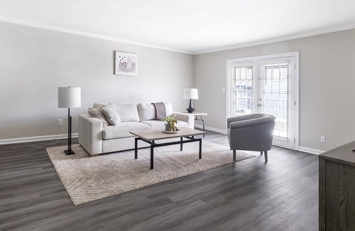 Homewood Apartment | Modern Apartment in Prime Location (ID1403X449)
