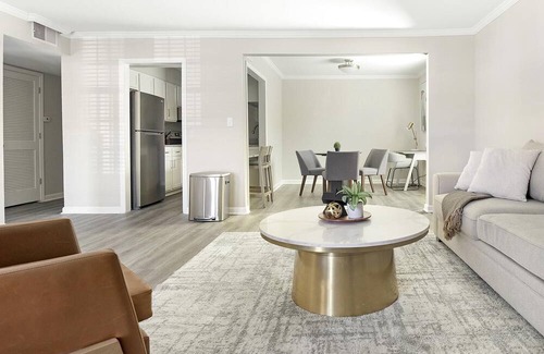 Homewood Apartment | Modern Apartment in Prime Location (ID1403X455)