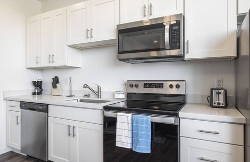 South Tacoma Apartment | Vibrant 5 Apartment Units near McChord AFB