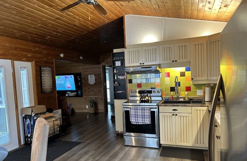 Whitewater Region Cottage | 1 hour west of Ottawa Family friendly Private Nearby amenities Sleeps up to 10