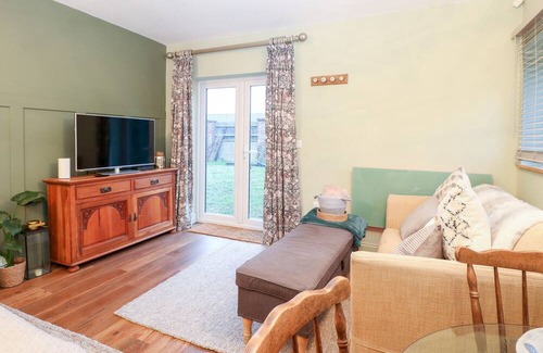 Ditchingham Cottage | GOLDCREST HIDE, pet friendly, with a garden in Bungay