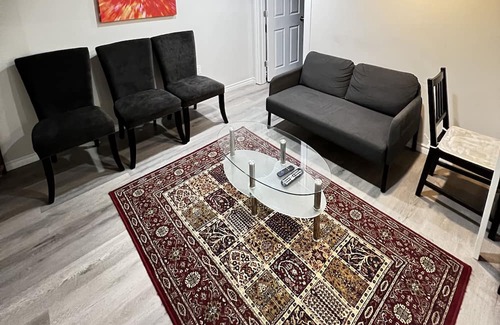 Newmarket House | Full Furnished Freshly renovated cozy basement 5 minutes to Upper Canada Mall