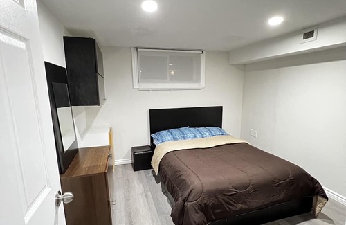 Newmarket House | Full Furnished Freshly renovated cozy basement 5 minutes to Upper Canada Mall