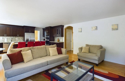 Kent House | Huge Kent 5BR w/ Free Parking & In-Unit Laundry, by Blueground