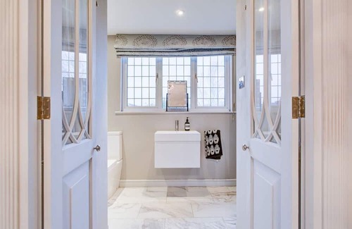 Chingford House | Chic 4-BR Home w/ Hot Tub & BBQ in Hornbeam Lane