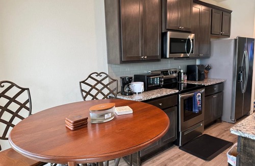 Eureka House | Cozy Home with Private Pool. Walking distance to a Marina. Your Relaxing Getaway