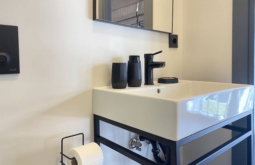 Cihangir Apartment | Cozy Flat w French Balcony 5 min to Istiklal Ave
