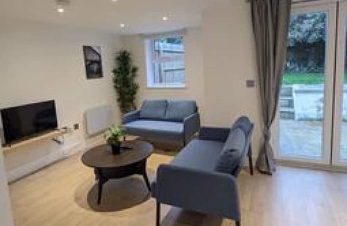 Kidbrooke with Hornfair House | Stunning 3 Bed with Garden 114A