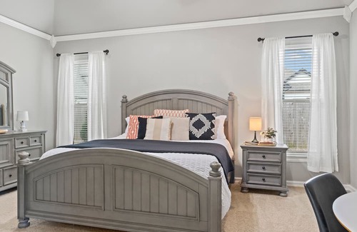 Bixby House | Stylish, Upscale, Large, 2 King suites, Location, Family friendly, Safe