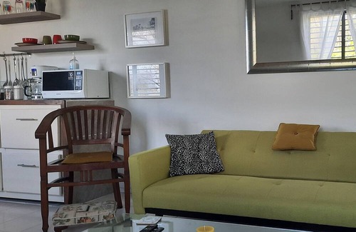Deanes Apartment | 'Breezy La Vista on the Terrace' 1 Bedroom 2 Bed 1 Bathroom Self-contained Apt.