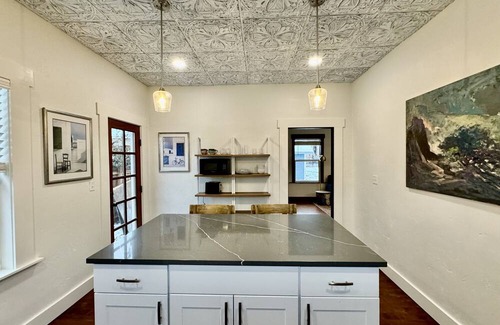 North End Cottage | Lovely North End Cottage- Newly renovated historic home with all the amenities.