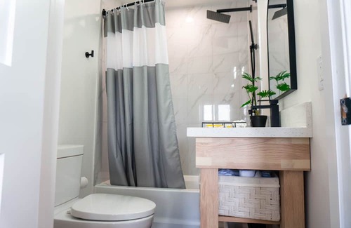 Faraday Cottage | Bright and Beautiful Brand New Cozy Waterfront Cottage