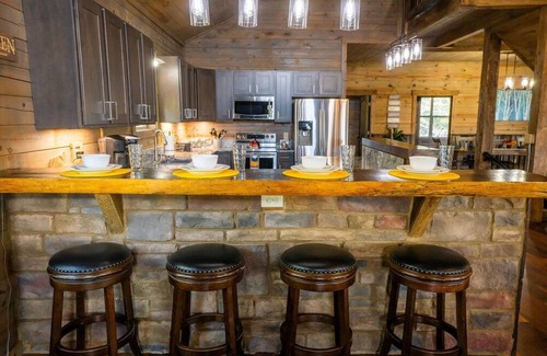 New Plymouth House | Serenity Ridge Scenic Luxury Log Estate Getaway