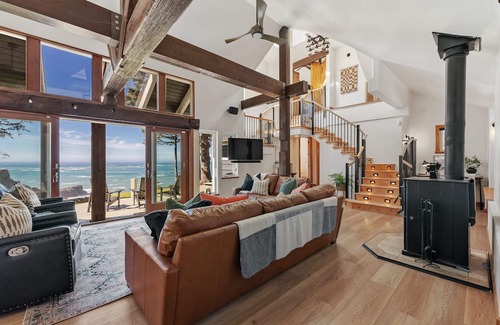 Gold Beach House | Pirate Cove Retreat - Epic Ocean Views, Beach Path