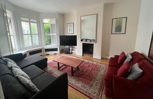 Thurlow Park House | The Lily Room in Grand Tulse Hill Villa