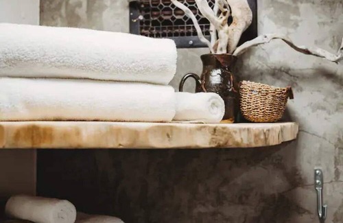 Twin Falls House | The Artdoorsy UnCommons - SPA & Fireside