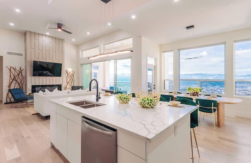 Central Okanagan House | Play&Stay: Mountain & Lake Views/Theatre+Spacious