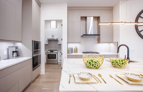 Central Okanagan House | Play&Stay: Mountain & Lake Views/Theatre+Spacious