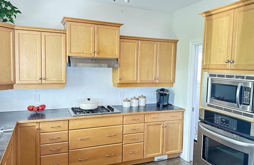 Central Okanagan House | Lakes, outdoor adventure, winery, shops, beaches, surrounded by natural beauty
