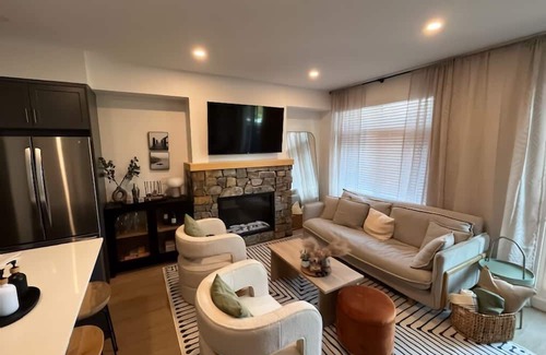 East Kootenay House | Entire Town Home | Hot Tub | Sleep 8 | Walk to the Beach | Next to Main Street