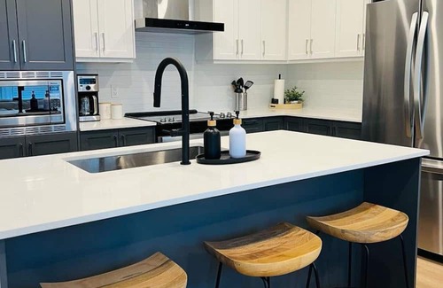 East Kootenay House | Entire Town Home | Hot Tub | Sleep 8 | Walk to the Beach | Next to Main Street