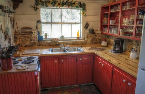 Uvalde Cabin | NEW! Hideaway Cabin 3-Bedroom - Pets Allowed