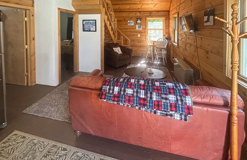 Jeffersonville Cabin | Cozy cabin close to Smuggler's Notch w/firepit, gas grill, trail to river, wifi