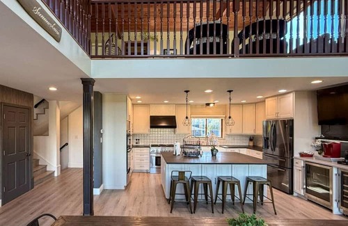 Miller Beach Villa | Luxurious Villa with Hot-tub, Fire Pit and Games in Gary, Indiana