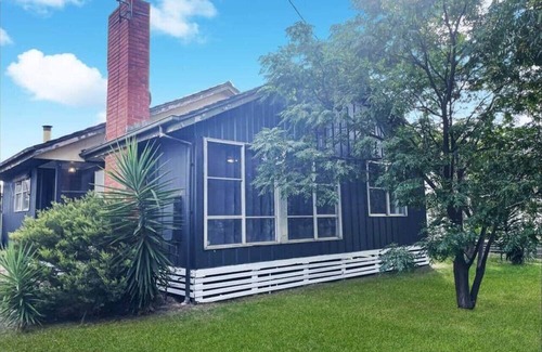 Benalla West House | Charming 3 Bedroom Railway Cottage