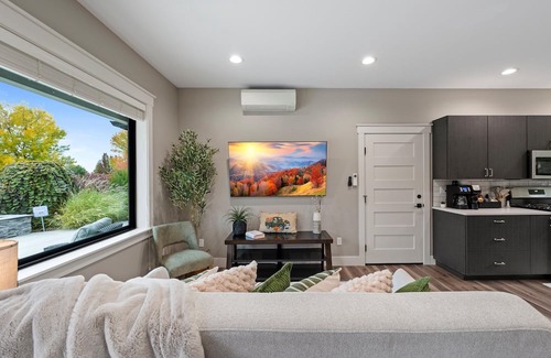 Walla Walla Cottage | Charming 1-bedroom cottage near downtown Walla Walla with FIRE PIT, HOT TUB