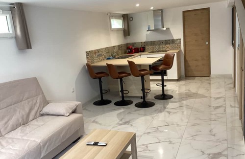 Janze Apartment | Self-contained 4-person apartment in basement of house