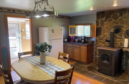 Rock Cave House | Mt Ridge Cabin, peaceful and serene! Spacious 4 bedrooms! Hot tub coming soon!