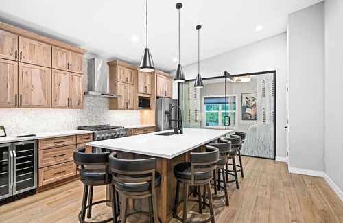 Duluth House | RiverWest Northern Retreat - Hot Tub - Sauna - Dogs Allowed