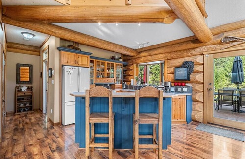 East Kootenay House | Maple & Moose | Hot Tub
