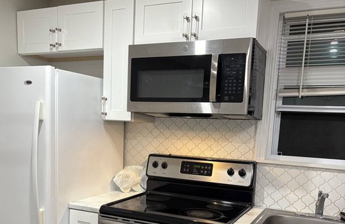 Weymouth Apartment | Only 20 minutes from boston/Guesthouse right off the exit , close to everything