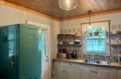 Aberdeen House | Charming 2-bedroom cottage in Aberdeen with AC