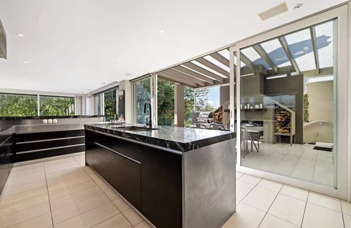 Parnell Apartment | ⭐The Gibraltar House by Homello | Hot Tub, 2x Living Rooms & City Views | 380m²⭐