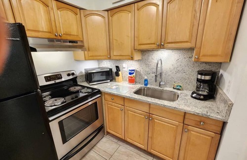 Bearss Plaza House | 4k TV's, Soft Mattress, Remodeled, Moffitt, USF