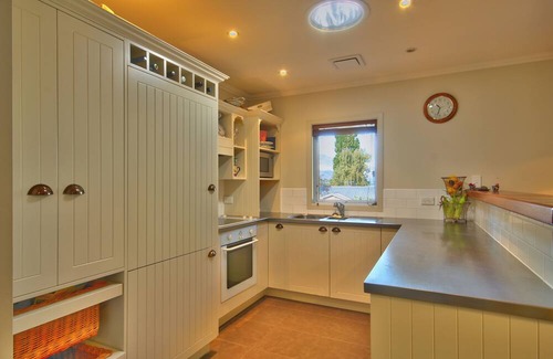 Frankton House | Cute As, holiday home in the heart of old Frankton,