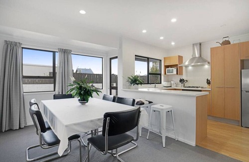 Parnell Apartment | Parnell Home with Pool, Parking and Rangitoto View