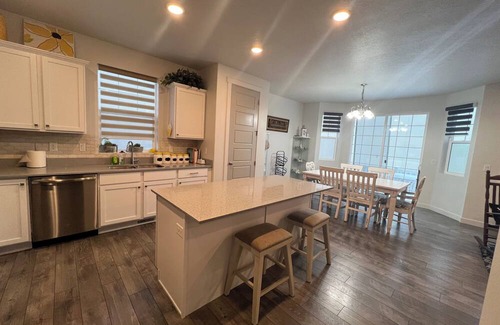 Lindon House | Spacious 5-bedroom house in fabulous Lindon inches away from I-15