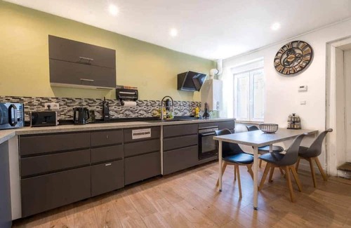 Woippy Bed & Breakfast | Chambre 30m² - Salon privé - 2TV - Wifi - 120m²