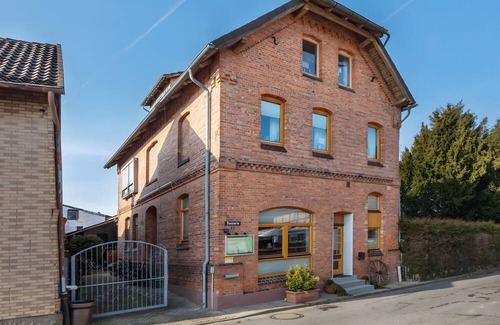 Hildesheim District Apartment | Holiday Apartment '2' with Private Terrace, Private Garden and Wi-Fi